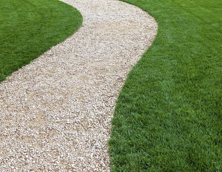 Une allée sans mauvaises herbes